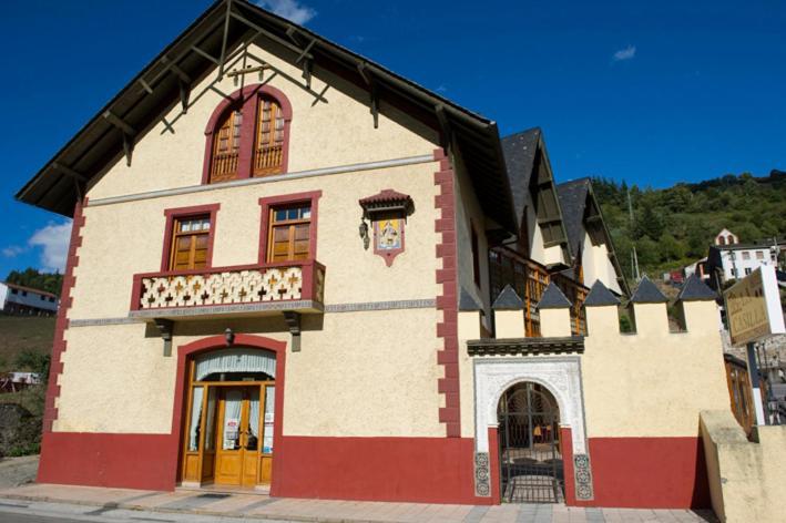 Hotel Restaurante La Casilla カンガス・デル・ナルセア エクステリア 写真