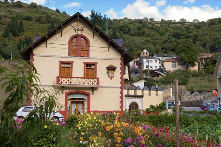 Hotel Restaurante La Casilla カンガス・デル・ナルセア エクステリア 写真