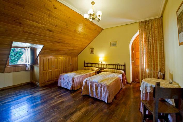 Hotel Restaurante La Casilla カンガス・デル・ナルセア エクステリア 写真